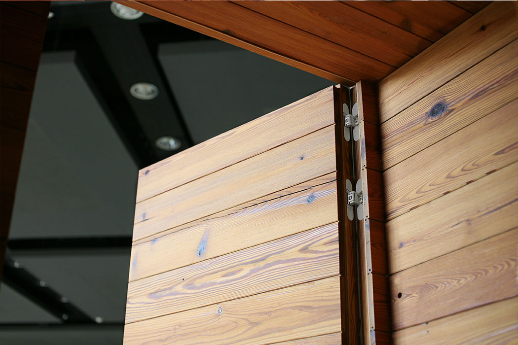 Cerniere a scomparsa per porte K6700 installate su porta in legno