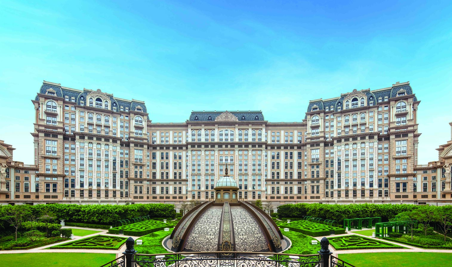 Вид из Jardin Secreto отеля Grand Lisboa Palace Resort Macau