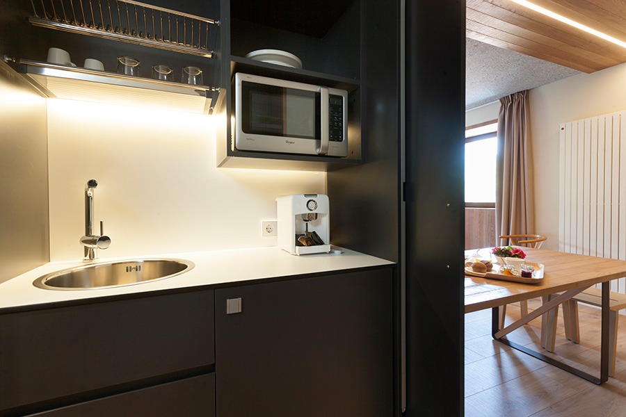 Скрытая кухня в номере с минималистичным дизайном